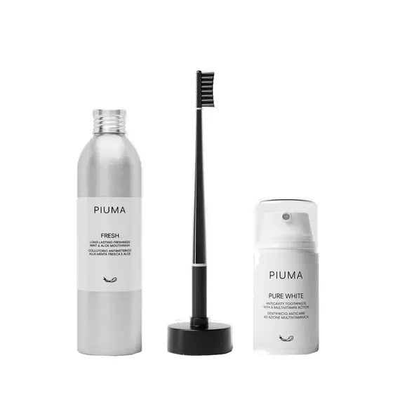 Piuma Smile Box Piuma Brush Spazzolino Nero Medium con Base Calendario e Pure White Dentifricio Anticarie Gusto Menta 75 Ml | Acquista Online su Farmaclick